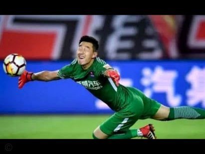 我22岁没踢过足球，1米8，130斤如果踢英女超能变成球王吗？