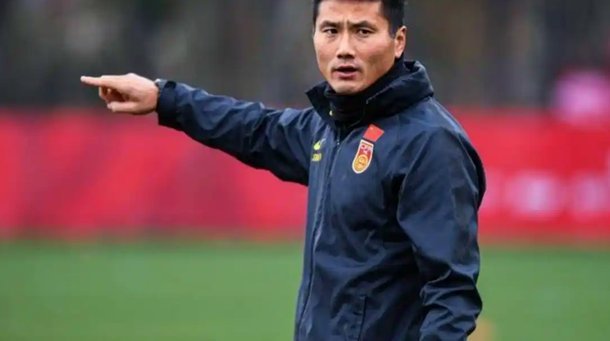看了几场邵佳一的国家队 他的战术思路是什么？