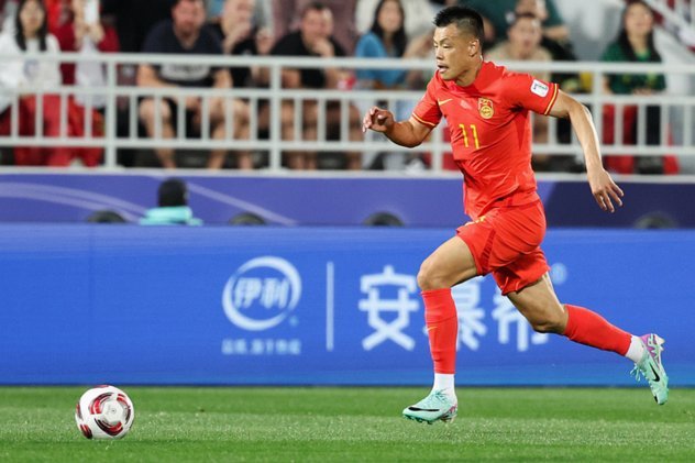 朱辰杰缺阵后防线如何搭配考验国足教练组策略